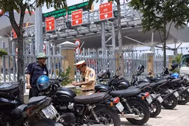 Đoàn xe phân khối lớn đi vào cao tốc, tông CSGT bị thương