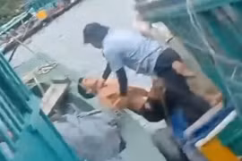 Cán bộ Ban Quản lý vịnh Hạ Long đánh ngư dân?