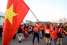 Chung kết AFF Cup: Cổ động viên nhuộm đỏ khu vực ngoài sân Mỹ Đình 
