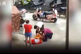 Bé gái bị bố mẹ đánh đập dã man ngoài đường phố gây phẫn nộ