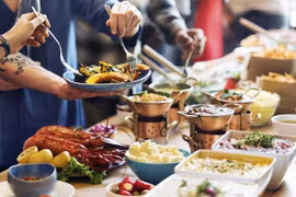 Ăn buffet thừa quá nhiều, người đàn ông bị phạt tiền