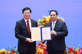 Thủ tướng nhận danh hiệu “Giáo sư danh dự” của Đại học Thanh Hoa 
