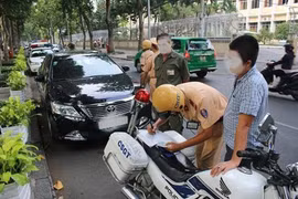 Dùng giấy phép lái xe quá hạn bị phạt bao nhiêu tiền?