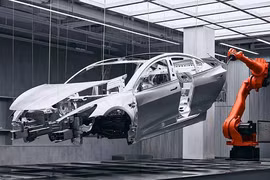 Xe điện Tesla được lắp ráp hoàn chỉnh chỉ trong 45 giây