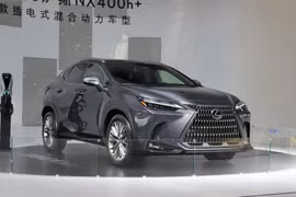 Cận cảnh xe hạng sang Lexus NX 400h+ 2022 chạy 100 km chỉ tốn gần 5 lít xăng 