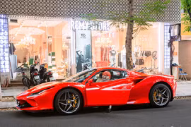 Tận thấy Ferrari F8 Spider bạc tỷ của hot girl tóc đỏ ở Hà Nội