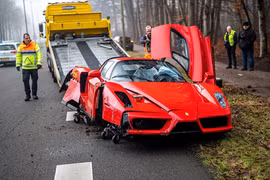 Ferrari Enzo 60 tỷ đồng "nát tươm" khi nhân viên đại lý lái thử