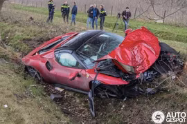 Ferrari 296 GTS hơn 10 tỷ "bẹp xẹp lép" sau một tuần ra biển