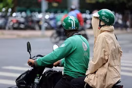 Sau phụ phí nắng nóng, Grab lại phụ thu phí Tết lên đến 15.000đ/chuyến
