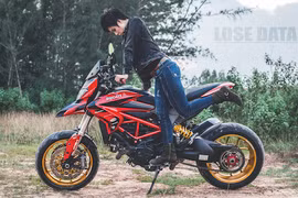 Mẫu Việt cá tính bên Ducati Hypermotard lên tem “độc“