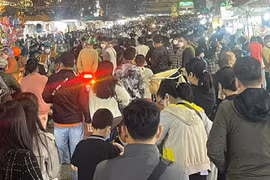 Dòng người chen chân ở chợ đêm Đà Lạt, biển Vũng Tàu