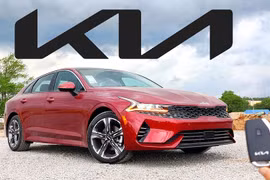 Cận cảnh Kia K5 với logo mới và thêm nhiều trang bị 