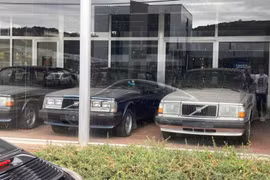Cả dàn xe Volvo 240 chưa lăn bánh bị "bỏ rơi" hàng chục năm