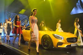 Ngắm dàn mẫu Việt “đọ dáng” cùng xế sang Mercedes