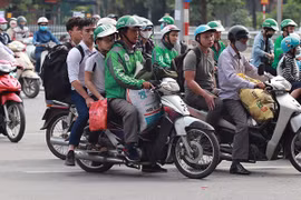 Ôtô, xe máy chở quá số người qui định bị phạt ra sao?
