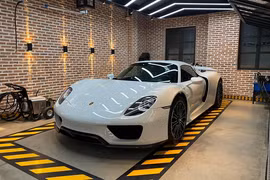 Cận cảnh Porsche 918 Spyder hơn 60 tỷ của ridkid Sài Gòn 