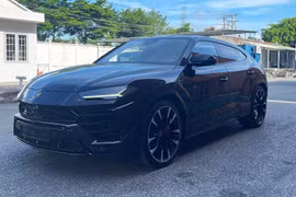 Cận cảnh Lamborghini Urus hơn 20 tỷ màu đen độc nhất ở Sài Gòn