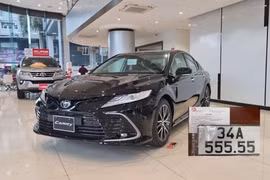 Toyota Camry biển ngũ quý 5 được hỏi mua 3,5 tỷ đồng