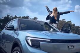 Cô gái lái Ford Explorer EV qua 6 châu lục 