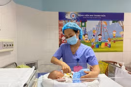 Bé trai 2 ngày tuổi hoại tử ruột do mắc chứng xoắn trung tràng hiếm gặp
