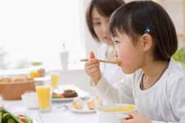 Chuyên gia chỉ rõ lý do trẻ ăn nhiều nhưng không tăng cân