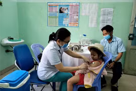 Đẩy mạnh tiêm sởi tại TP HCM
