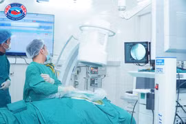 Nội soi lấy thoát vị cột sống cổ lần 2 cho bệnh nhân “liệt cổ” 