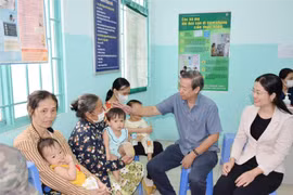 TP HCM: Tiêm vắc xin sởi xuyên suốt kỳ nghỉ lễ, đẩy lùi dịch bệnh