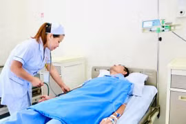 Thanh niên 31 tuổi bị cưa máy cắt xuyên thấu bụng, lộ quai ruột