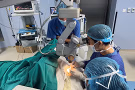 Ghép giác mạc mang lại ánh sáng cho 2 người mù lòa