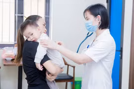 Phù nề tay chân, môi lưỡi đỏ...bé trai 16 tháng tuổi mắc Kawasaki nguy hiểm