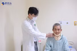 Thay thế thân sống nhân tạo thoát nguy cơ liệt chi do đau cột sống cổ