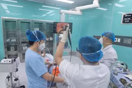 3 tuần ho khạc ra mủ, không ngờ do hạt lạc trong phế quản phối