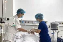 Cách chăm sóc người bệnh sau mổ ung thư khoang miệng bằng vi phẫu