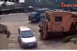 Hi hữu barie đã tự mở khi tàu hỏa chưa đi qua