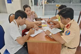 TP HCM: Xử phạt xe cấp cứu đưa nghệ sĩ đi ra mắt phim
