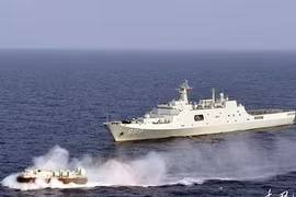 Tàu đổ bộ TQ làm gì gần bờ biển Syria?