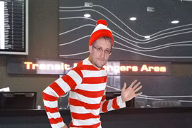 Snowden mắc kẹt ở sân bay Moscow thêm 6 tháng