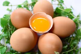 Ăn trứng gà sống có tác dụng gì?