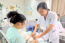 Bé gái 5 tháng phải tuổi phải cắt bỏ 1 bên buồng trứng