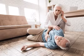 Đang nằm, người đàn ông bất ngờ bị đột quỵ