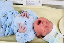 Bé trai chào đời nặng 5,6kg tại Quảng Ninh