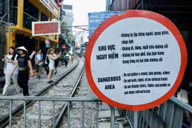 Cà phê đường tàu Hà Nội “lách luật” đón khách