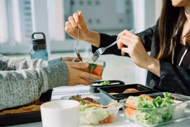 6 điều dân văn phòng cần lưu ý khi mang cơm đi làm