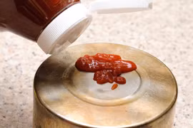 Mách bạn mẹo làm sạch dụng cụ nhà bếp bằng tương cà