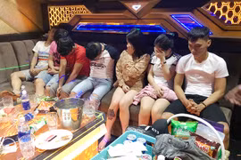 Dân chơi phê pha ma túy trong quán karaoke liên tiếp rủ nhau “lên phường” 