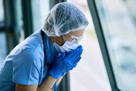 Truyền dịch muộn, nữ y tá bị bí thư thôn đánh chấn thương não 