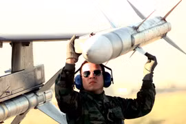 Tên lửa AIM-120 và cuộc cách mạng trong vũ khí đối không tầm xa