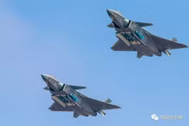 Ngạc nhiên cách máy bay J-20 Trung Quốc đối phó với F-22