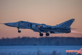 Mục kích tiêm kích bom Su-24 Nga huấn luyện bay đầu năm